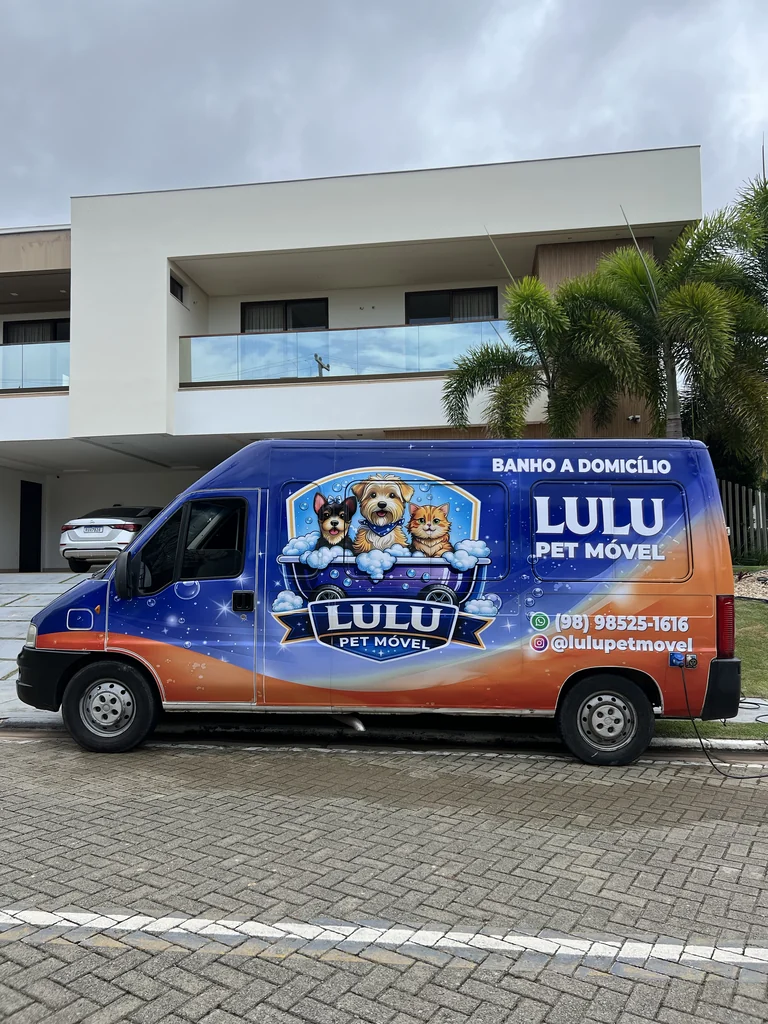 Vista lateral da unidade móvel da Lulupet com a identidade original da marca